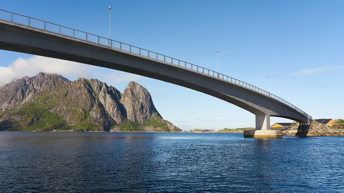 Bridge near Sakrisøy below the peaks