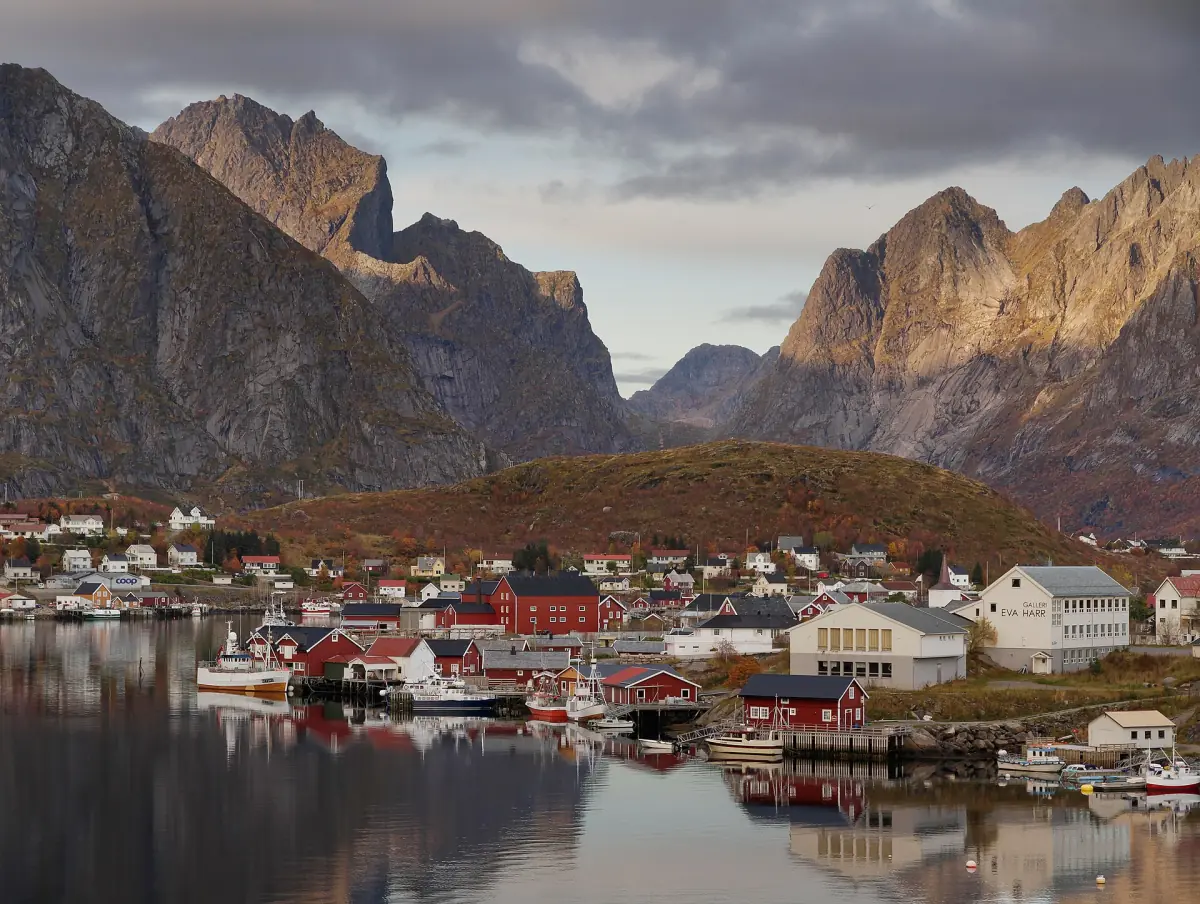 Reine harbour and mountains