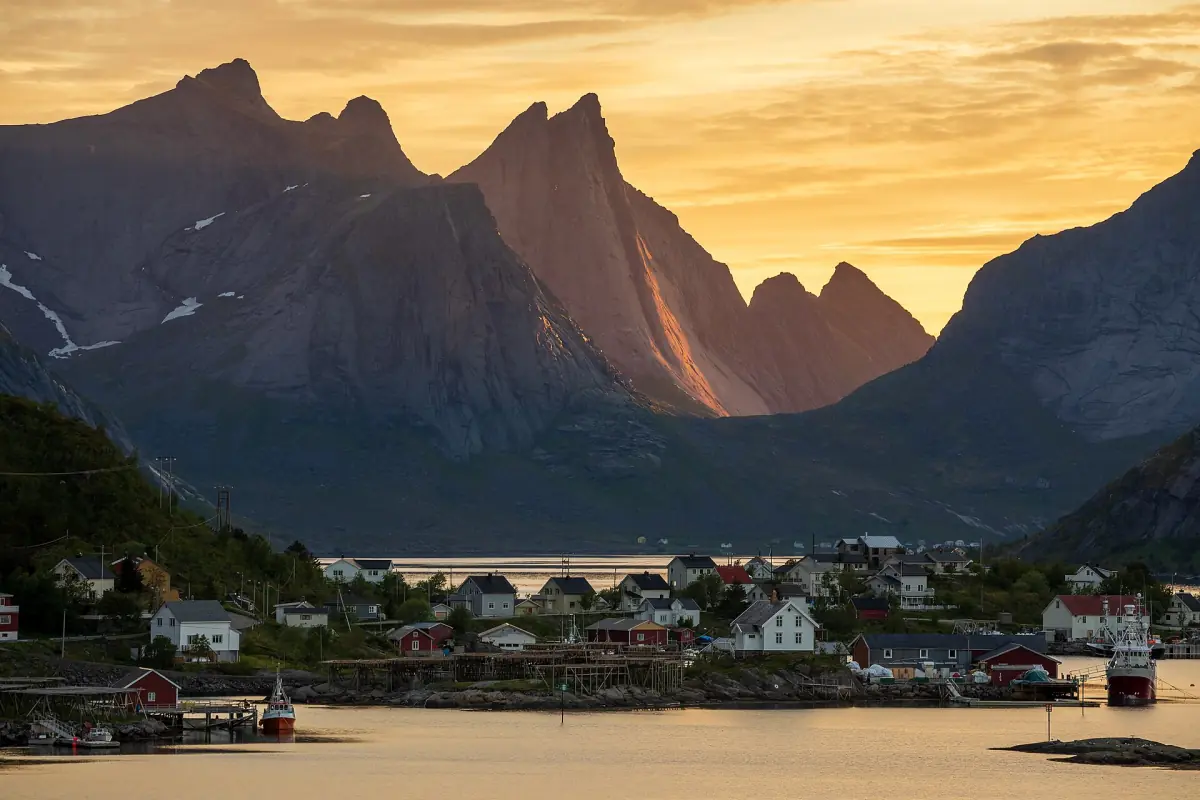 Peaks above Reine in evening light