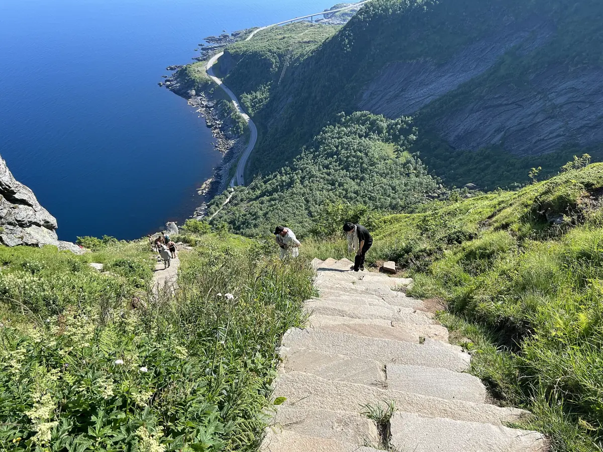 Hikers on the Reinebringen ascent
