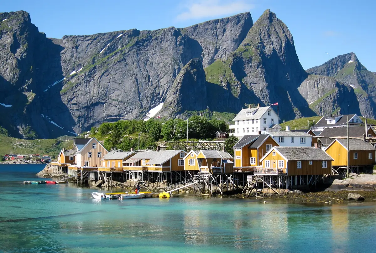 Yellow rorbuer at Sakrisøy
